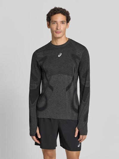 Männermodel trägt Longsleeve mit Logo-Print und Rundhalsausschnitt von ASICS, grau-schwarze Farbtöne, gerader Schnitt, Ganzkörperansicht von vorne