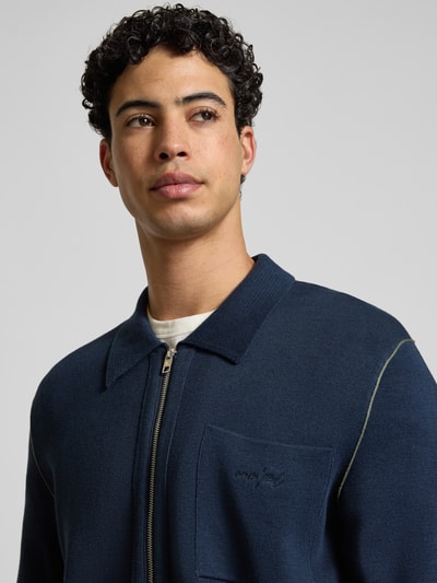 Mannelijk model draagt Regular Fit Cardigan uit katoenmix van Marc O'Polo Denim, look: effen, polokraag, labelopschrift, fijngebreid, nahaufnahme bovenlichaam.
