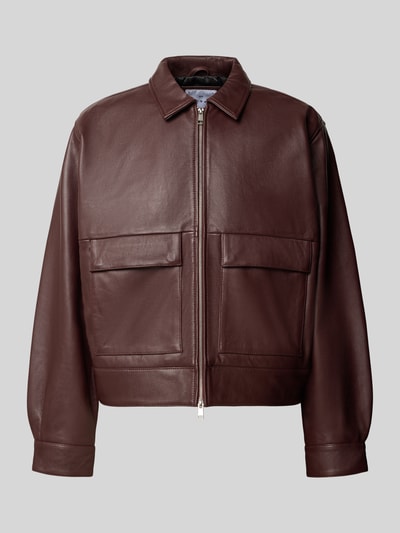 Produktfoto, Lederjacke mit Zweiwege-Reißverschluss Modell 'DOGMA' von Edwin aus braunem Kalbsleder, glatte Oberfläche, klassische Form, Regular Fit, Umlegekragen, große Pattentaschen, dezenter Glanz, schlichte Nahtführung, Vorderansicht, Herrenjacke.
