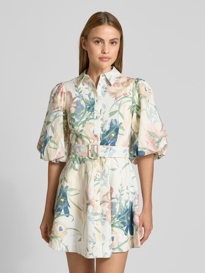 Frauenmodel trägt Minikleid aus Leinen-Mix mit Puffärmeln Modell 'OLLIIV' von Ted Baker, florales Muster, tailliert, Nahaufnahme Oberkörper.