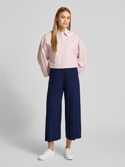 Frauenmodel trägt Loose Fit Culotte aus Viskose-Mix von Armedangels in Unifarben, elastischer Bund, Jersey, Ganzkörperansicht von vorne.
