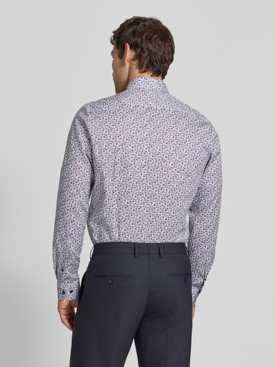 Männermodel trägt Body Fit Businesshemd aus Baumwoll-Mix von OLYMP Level 5 mit feinem Muster in Blau und Weiß, Ganzkörperansicht Rückansicht.