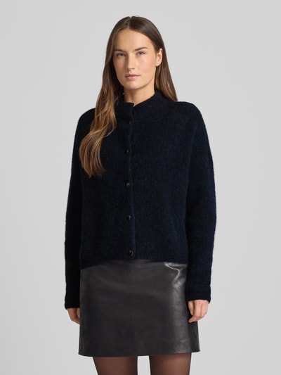 Frauenmodel trägt Regular Fit Strickjacke mit Alpaka-Anteil Modell 'Alpha' von Gestuz in Dunkelblau, elastischer Material-Mix, Stehkragen, durchgehende Knopfleiste, Damen Strickjacke, Rückenlänge 21 cm, Ärmellänge 23 cm, Ganzkörperansicht von vorne.