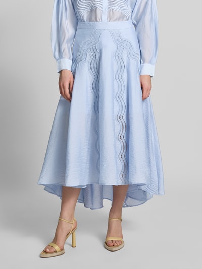 Frauenmodel trägt Regular Fit Midirock mit Lochmuster Modell 'Cole' von Copenhagen Muse in hellblau, Modal-Mix, Nahaufnahme Unterkörper