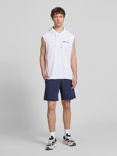 Męski model nosi Hoodie mit Label-Stitching od CHAMPION, czysta bawełna, krój regular fit, kaptur ze sznurkiem, długość tyłu w rozmiarze M: 75 cm, przód całej sylwetki.