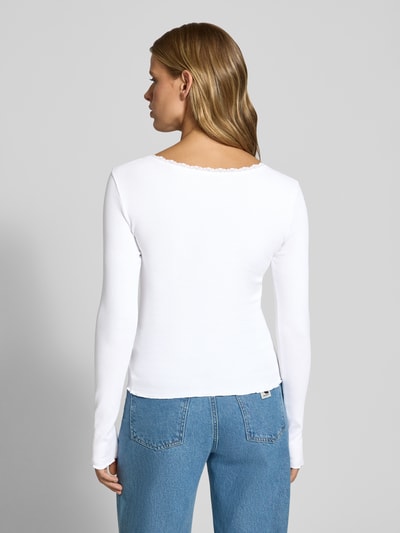 Kobiece model prezentuje Longsleeve mit Spitzenbesatz und Rundhalsausschnitt von REVIEW, mieszanka bawełny i elastanu, krój slim fit, efekt prążkowania, obszycie koronką, okrągły dekolt, długość tyłu w rozmiarze S: 50 cm, widok całej sylwetki z tyłu.