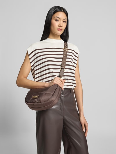 Frauenmodel trägt Bauchtasche mit Steppnähten Modell 'Lifetime Buddy' von Hey Marly, braune Farbtöne, Label-Patch, Nahaufnahme Oberkörper