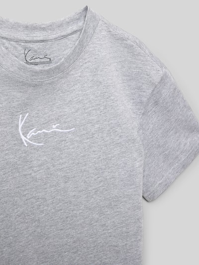 Produktfoto, T-Shirt mit Rundhalsausschnitt und Logo-Stitching von KARL KANI in Grau, reine gewachste Baumwolle, gerader Schnitt, Logo-Stitching auf der Brust, glatte Struktur