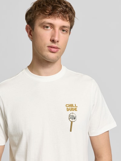 Männermodel trägt weißes Regular Fit T-Shirt mit Statement-Stitching Modell 'Kameron' von Blend, Nahaufnahme Oberkörper. Herrenshirt aus Baumwolle.