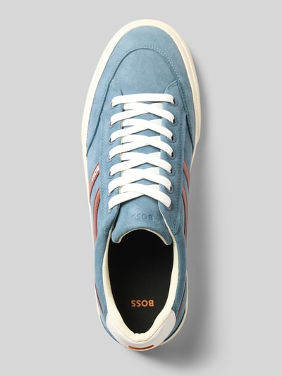 Produktfoto, niebieskie sneakersy z nadrukiem z logo model 'AIDEN_TENN' od BOSS Orange, widoczna biała podeszwa i sznurówki