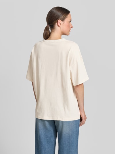 Frauenmodel trägt Relaxed Fit T-Shirt mit floralem Stitching von JAKE*S STUDIO WOMAN in Creme, Halbarm, Rundhalsausschnitt, Rückenlänge 64 cm, Ganzkörperansicht Rückansicht.