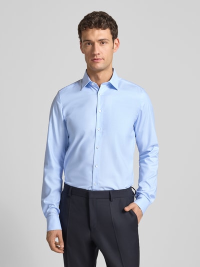 Männermodel trägt Slim Fit Businesshemd aus Twillgewebe mit extra langem Arm von OLYMP, Optik: Unifarben, Nahaufnahme Oberkörper.