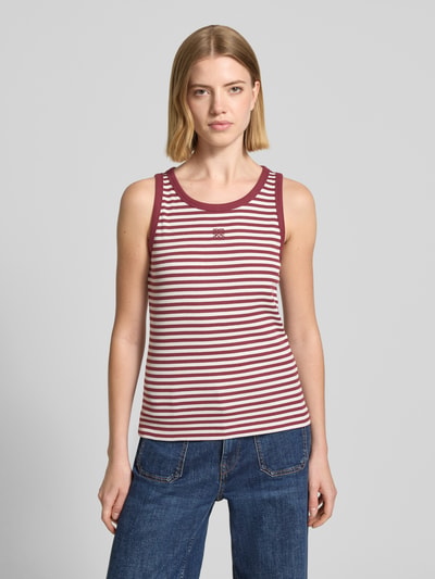Frauenmodel trägt Regular Fit Tank Top aus Baumwoll-Mix von s.Oliver RED LABEL, gestreift, Optik: Allover-Muster, Stickerei, Ripp, Rundhals, breite Träger, Ganzkörperansicht von vorne.