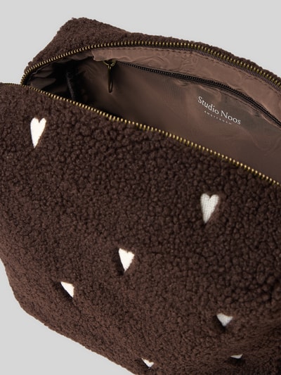 Productfoto, Kosmetiktasche aus Teddyfell von Studio Noos in bruin met witte motiefstitchings, hoofdvak met ritssluiting, binnenvak met rits, zachte textuur