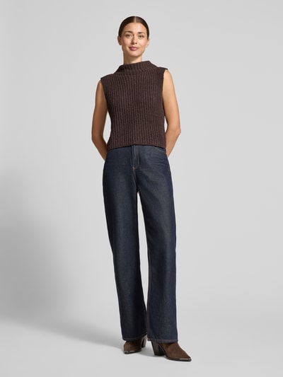 Vrouwenmodel draagt Slim Fit Pullunder mit Stehkragen van monari, bruine gebreide look, kappmouw, stehkraag, achterlengte 50 cm, volledige lichaamsvooraanzicht