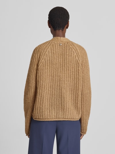 Frauenmodel trägt Relaxed Fit Cardigan mit Woll-Anteil von Smith and Soul in Strick-Optik, beige Farbe, Rückenansicht, Ganzkörperansicht Rückansicht. Rückenlänge bei Größe S 57 cm, Ärmellänge 68 cm, Material-Mix, V-Ausschnitt, Knopfleiste.