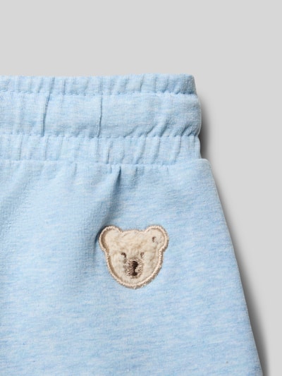 Produktfoto, Regular Fit Shorts mit Logo-Patch von Steiff aus elastischem Baumwoll-Mix in Hellblau, elastischer Bund mit Tunnelzug, kurze Innenbeinlänge, strukturierte Oberfläche