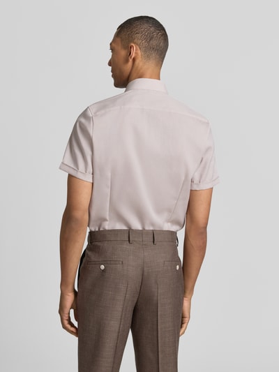 Męski model nosi Slim Fit Business-Hemd mit Kentkragen od OLYMP, jasny róż, krój slim fit, bawełna, widok całej sylwetki z tyłu, długość pleców w rozmiarze 40: 70 cm, szerokość ramion w rozmiarze 40: 40 cm, długość rękawa w rozmiarze 40: 24 cm