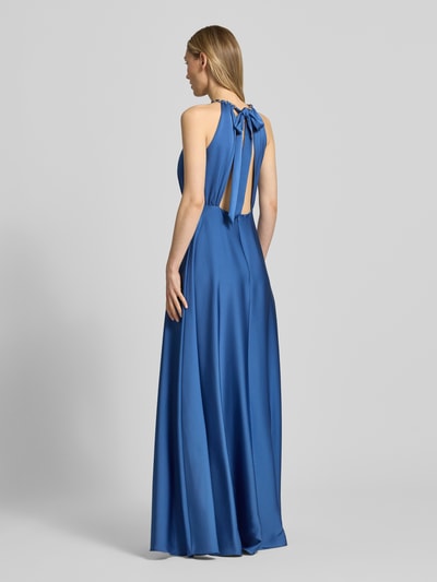 Vrouwenmodel draagt Neckholder-maxi-jurk met vlechtketting en diep rugdecolleté van Jake*s Cocktail, materiaalmix met stretch, A-lijn, ruglengte maat 36 155 cm, borstwijdte maat 36 40 cm, kleuren blauw met gladde textuur, geheel van achteren.