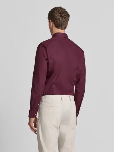Männermodel trägt bordeauxfarbenes Slim Fit Business-Hemd mit kentkraag und knoopsluiting aus puur katoen von Jake*s, ruglengte maat 39/40: 79 cm, schouderbreedte: 45 cm, mouwlengte: 67 cm, ganzlichaamsaanzicht vanaf de achterkant.