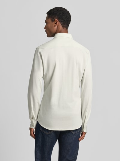 Männermodel trägt Slim Fit Freizeithemd aus reiner Baumwolle Modell 'MYSOFT_2' von BOSS Orange in Hellbeige, Ganzkörperansicht Rückansicht.