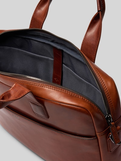 Produktfoto, Laptoptasche aus echtem Rindsleder Modell 'Cerratano Pandion' von JOOP! COLLECTION in Braun mit glatter Textur und silbernem Reißverschluss.