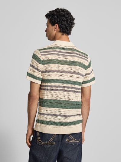 Männermodel trägt Modern Fit Freizeithemd in Strick-Optik mit Knopfleiste von Jack & Jones Premium, gestreift in Grün, Beige und Braun, gewachste Baumwolle, Ganzkörperansicht Rückansicht.