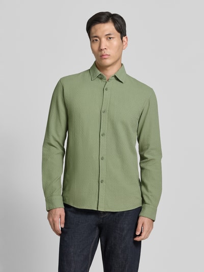 Männermodel trägt Relaxed Fit Freizeithemd aus reiner Baumwolle von Tom Tailor Denim, Optik: Unifarben, Ganzkörperansicht von vorne.