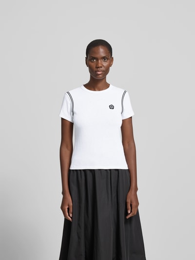 Frauenmodel trägt Slim Fit T-Shirt aus reiner Baumwolle von Kenzo, weiß, Rundhalsausschnitt, Label-Patch, kurzärmelig, Rückenlänge 52 cm, Ganzkörperansicht von vorne.