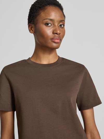 Vrouwenmodel draagt bruin t-shirt van katoen, Boxy Fit T-Shirt aus reiner Baumwolle model 'ESSENTIAL' van Selected, Dames, close-up bovenlichaam