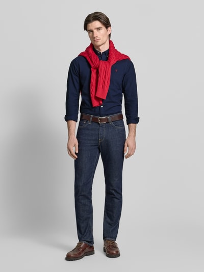 Männermodel trägt Slim Fit Freizeithemd aus reiner Baumwolle von Polo Ralph Lauren in Dunkelblau, unifarben, Ganzkörperansicht von vorne.