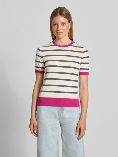 Frauenmodel trägt Strickshirt aus Viskose-Mix mit Rundhalsausschnitt von Jake*s Casual, Allover-Look, creme mit Streifen, Regular-Fit, Nahaufnahme Oberkörper.