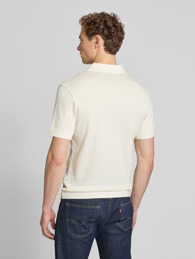 Männermodel trägt Slim Fit Poloshirt mit Reißverschluss Modell 'Franciscojose' von JOOP! Collection aus reiner Baumwolle, Rückansicht.