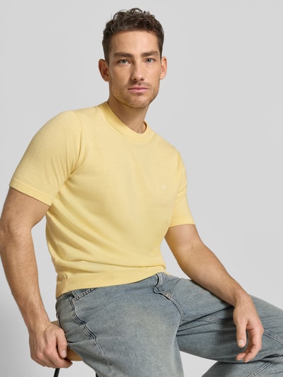 Männermodel trägt Regular Fit T-shirt mit mix van katoen en linnen in tricotlook van Fynch-Hatton, gestikt logo, elastische boorden, ruglengte maat M 70 cm, Nahaufnahme Oberkörper.