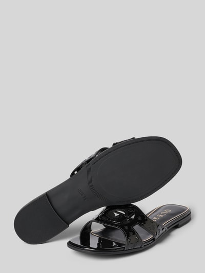 Produktfoto, schwarze Sandalette mit Logo-Muster Modell 'CIESTA' von Guess, glatte Sohle, Schlupfform, Absatzhöhe 2 cm bei Größe 40.