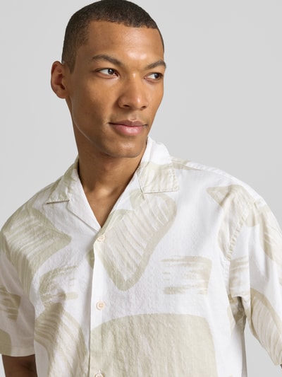 Männermodel trägt Relaxed Fit Freizeithemd mit Reverskragen Modell 'BLAVENICE' von Jack & Jones Premium aus Bio-Baumwoll-Mix, Nahaufnahme Oberkörper.