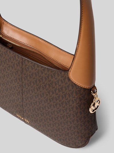 Produktfoto, Shoulder Bag mit Allover-Logo-Print Modell 'Alice' von MICHAEL Michael Kors in Braun mit goldfarbenem Logo-Detail, glatte Textur, Reißverschluss, Innenfach, Schulterriemen 65 cm, Maße 31x24x7 cm.