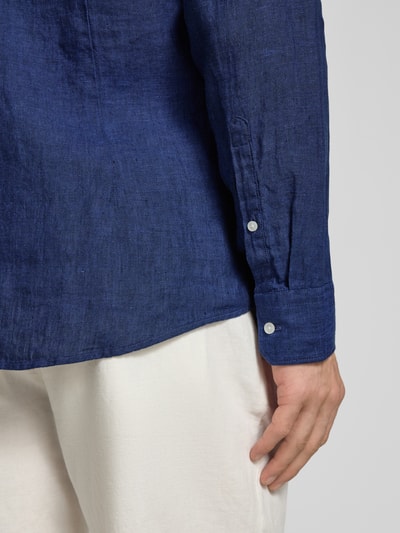 Männermodel trägt Slim Fit Business-Hemd aus linnen met kentkraag van SEIDENSTICKER, knoopsluiting, detailaufnahme onderarm en zoom. Ruglengte maat 40: 69 cm, schouderbreedte: 43 cm, mouwlengte: 64 cm.