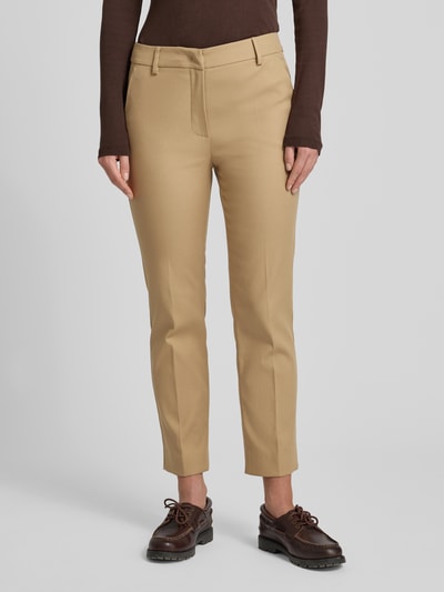 Vrouwenmodel draagt Slim Fit Hose aus Baumwoll-Mix Modell 'VITE' van Weekend Max Mara, beige, rechte pijp, voorkant, nahaufnahme onderlichaam.