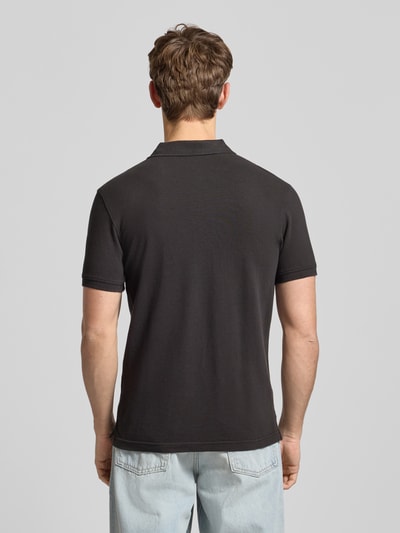 Männermodel trägt Poloshirt mit Label-Detail von Levi's®, Reine Baumwolle, Regular Fit, Polokragen, Rückenlänge 71 cm, Ganzkörperansicht Rückansicht.