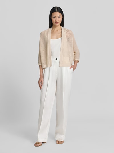 Frauenmodel trägt Strickjacke in offener Passform mit 3/4-Arm von Comma aus reiner Baumwolle mit Strukturmuster, Ganzkörperansicht von vorne.