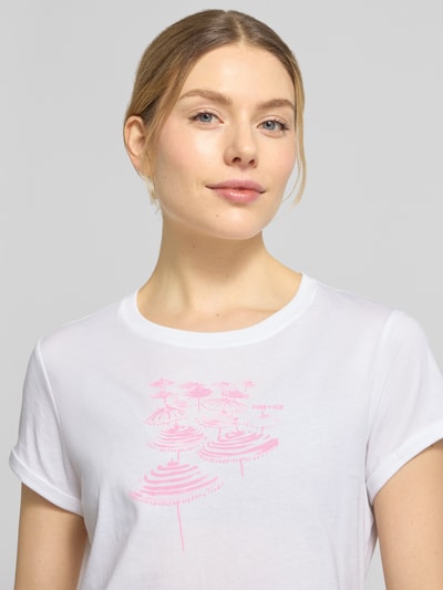 Modelka nosi T-Shirt mit Label-Print Modell 'DEBRA4' von FIRE + ICE, bawełna, krój regular fit, dekolt okrągły, detale w różu, zbliżenie na górę ciała.