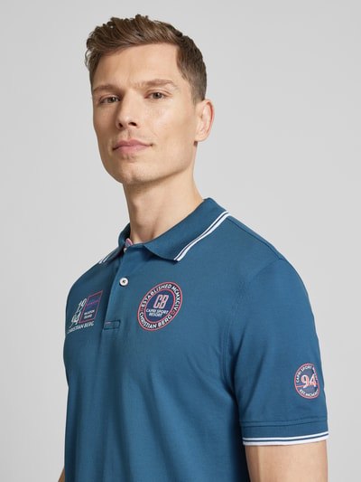 Christian Berg Men Regular Fit Poloshirt mit Label-Badges Petrol 3