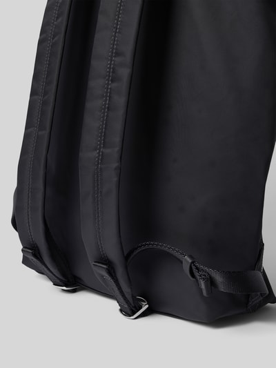Produktfoto, Rucksack mit verstellbaren Schulterriemen von Marc O'Polo in unifarbener Optik, glatte Oberfläche, Detailaufnahme der Rückseite