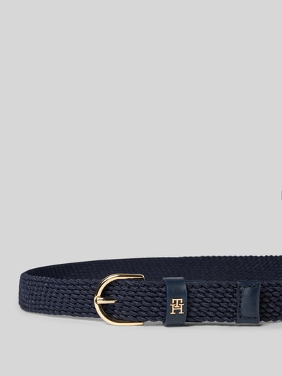 Produktfoto, dunkelblauer Gürtel in Flechtoptik Modell 'ESSENTIAL EFFORTLESS 2.5' von Tommy Hilfiger mit goldener Dornschließe und Logo-Applikation, unifarbene Struktur, Leder-Details