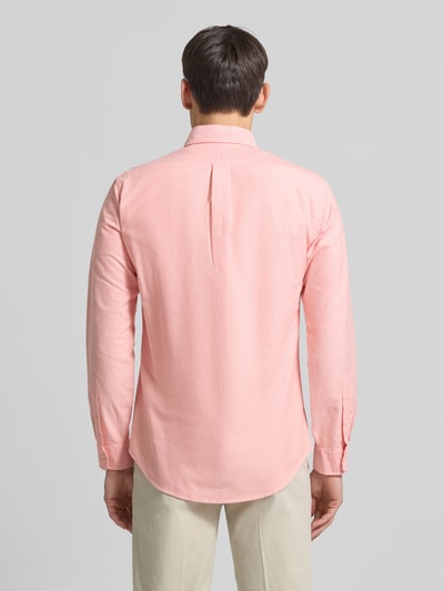 Männermodel trägt Freizeithemd mit Knopfleiste von Polo Ralph Lauren in Rosa, Reine Baumwolle, Regular-Fit, Ganzkörperansicht Rückansicht. Rückenlänge 81 cm, Schulterbreite 45 cm, Ärmellänge 66 cm, Label-Stitching.