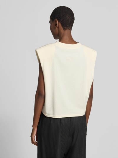 Frauenmodel trägt Top mit Rundhalsausschnitt von black palms aus Reine Baumwolle im Relaxed-Fit mit Schulterpolster, Rückenlänge 48 cm, Ärmelloses-Design, Ganzkörperansicht Rückansicht.