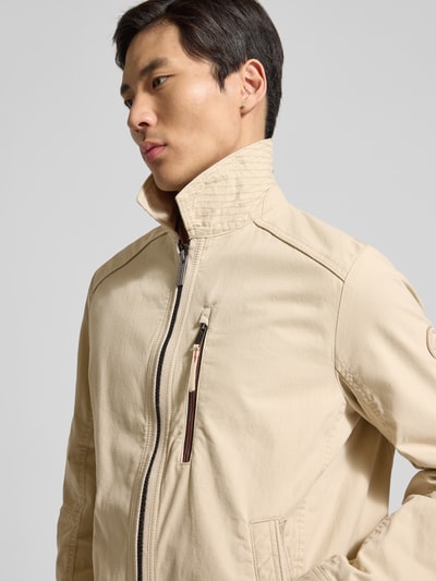Männermodel trägt Regular Fit Hemdjacke aus reiner Baumwolle von Tom Tailor in Beige, unifarben, Twill, Nahaufnahme Oberkörper.