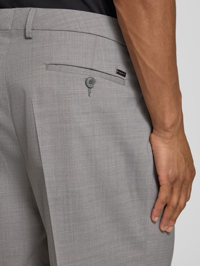 Männermodel trägt Loose Fit Bermudas mit Gesäßtaschen von bugatti in hellgrau mit Bügelfalten, Woll-Mix, Detailaufnahme Rückansicht.