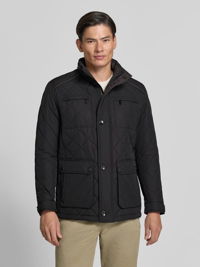 Männermodel trägt Regular Fit Jacke in Stepp-Optik von bugatti in Schwarz mit Stehkragen und Taschen, Ganzkörperansicht von vorne. Kontext: Damen Jacke, Knopfleiste, Rückenlänge 67 cm, Schulterbreite 45 cm, Brustweite 58 cm, Ärmellänge 67 cm.